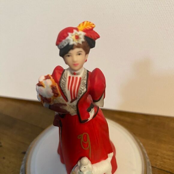 AVON PRESIDENTS CLUB MRS PFE ALBEE  (2) DOMED PORCELAIN MINI FIGURINE, 1996/1997 - Picture 7 of 11